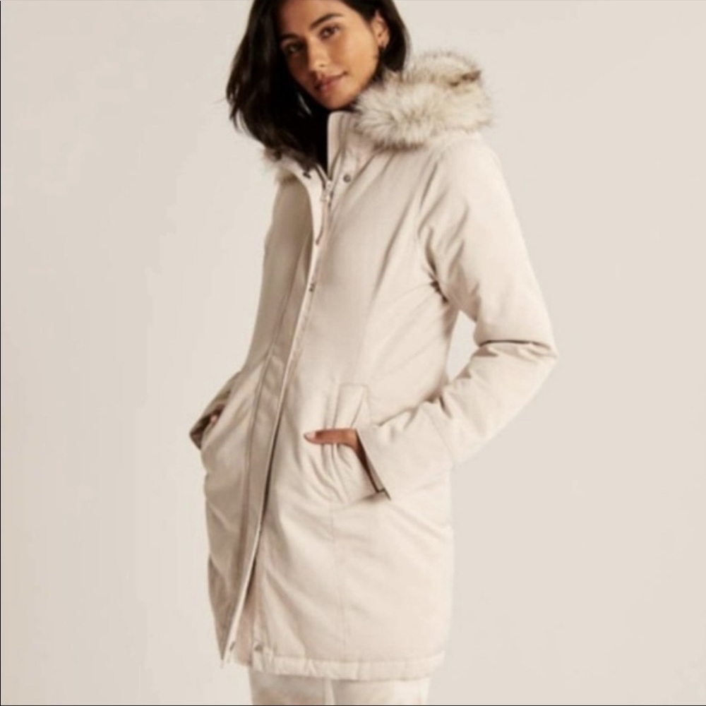 Abercrombie & Fitch beige Ultra Parka 🖤